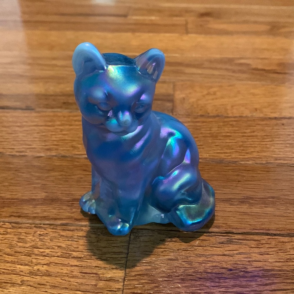 POS1300 Vintage Fenton Blue Iridescent Sitting Cat Figurine.